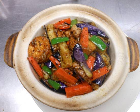 Stir-Fried Black Pepper Eggplant with Egg Tofu Hot Pot 黑椒玉子茄子煲